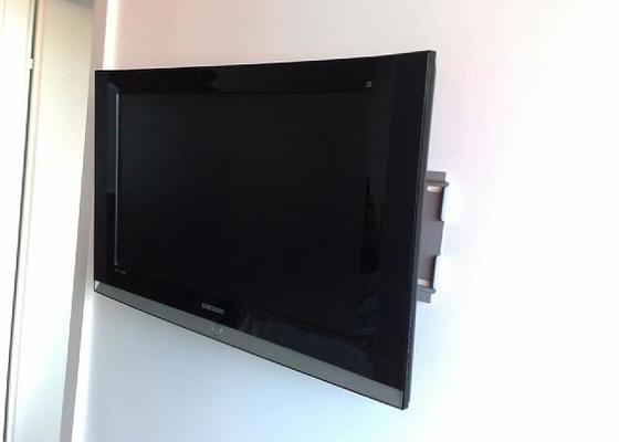 Vyvrtání a uchycení světla + LCD televizi namontovat na zeď