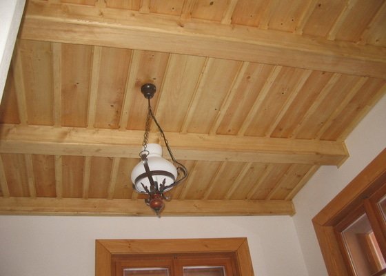Dodávka a montáž stropního trámového obkladu do novostavby