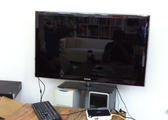 Montáž televize LCD na zeď s náklopným držákem tv.