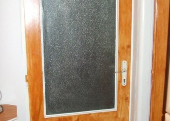Renovace panelákových dveří, minibar - kuchyňský kout ze zbytků starých skříní