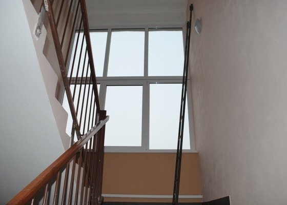 Bytový čtyřpodlažní dům v Braníku - renovace společných prostor (chodby)