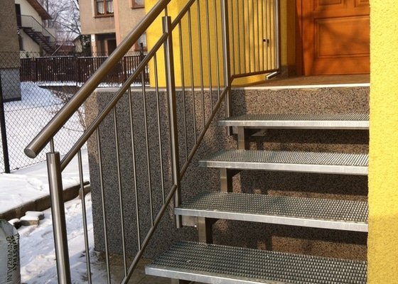 Nerezové zábradlí balkónu a nerezové schody