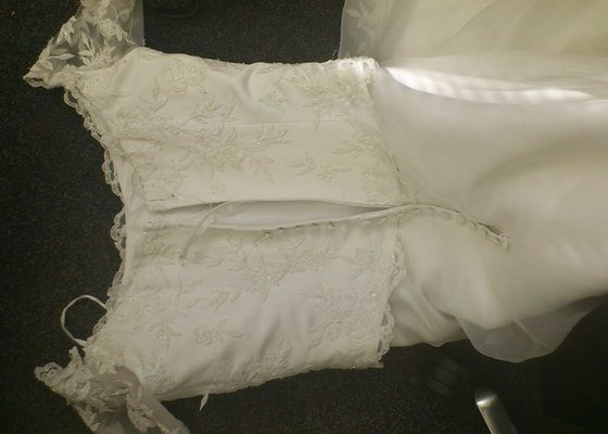 Úpravu svatebních šatů