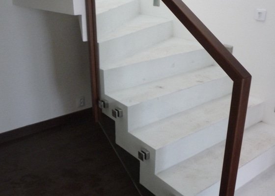 Skleněné zábradlí na schodiště s dřevěným madlem