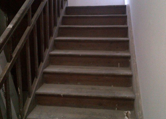Obroušní a nalakovaní dřevěných schodů