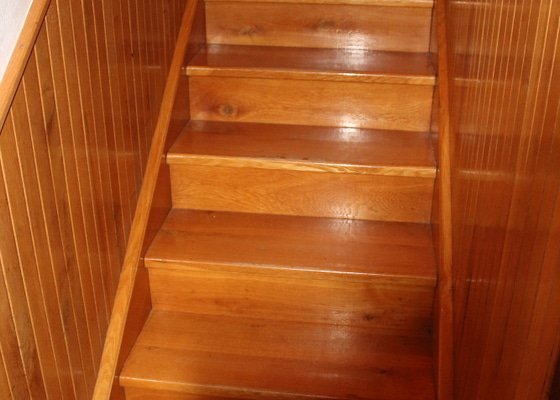 Broušení a lakování dřevěného schodiště a dubových parket
