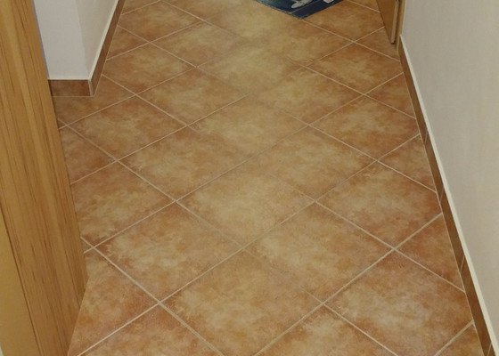 Oprava podlahy v chodbe a obkladu v koupelne (Praha 8 - Kobylisy)