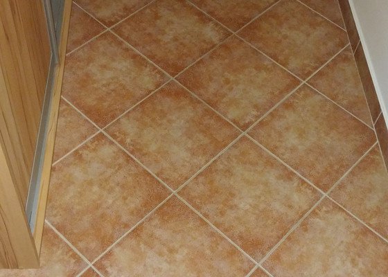 Oprava podlahy v chodbe a obkladu v koupelne (Praha 8 - Kobylisy)