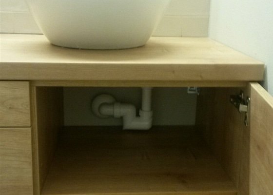 Skříň do chodby a koupelnová skříňka pod umyvadla