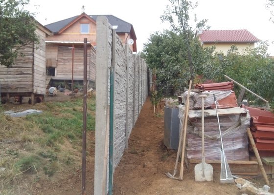 Stavba betonového plotu