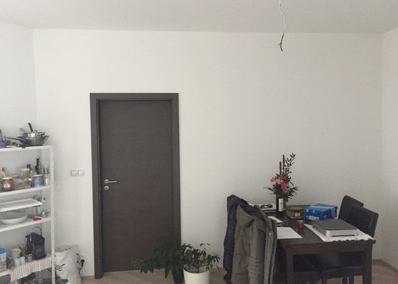 Realizace stěrky v interiéru bytu (imitace betonu)