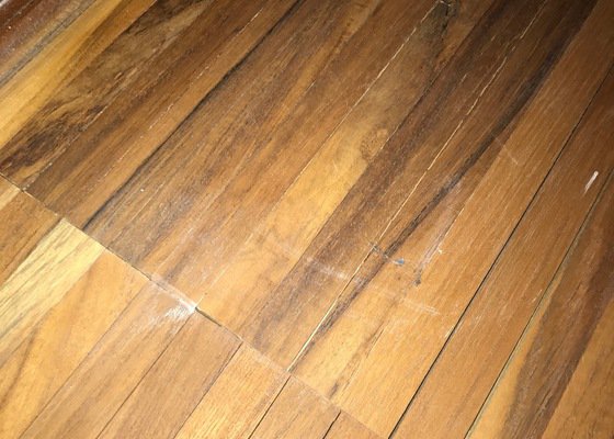 Oprava dřevěné teakové podlahy