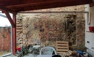 Zakrýt zeď vedlejšího domu dřevěnou mřížkou - stav před realizací