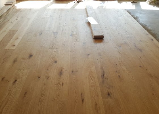 Pokládka dřevěné podlahy lepením, 35m2