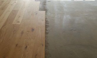 Pokládka dřevěné podlahy lepením, 35m2