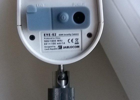 Umistit kameru Jablotron na zdí včetně napojení na elektriku.