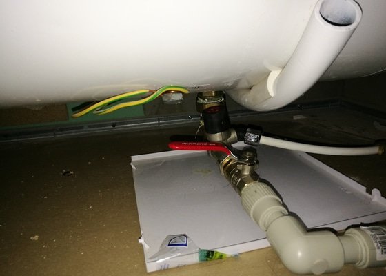 Instalatérské práce - regulační ventil před bojler (malý přístupový otvor 40x40)