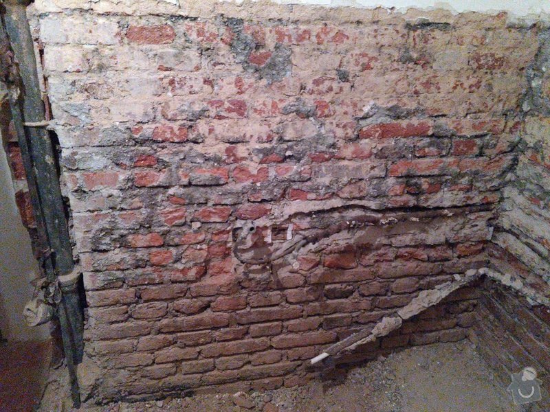 Instalace rozvodů vody a odpadu: touhle zdi pujde voda ke pracce a do kuchyne - stare rozvody tam uz nejsou