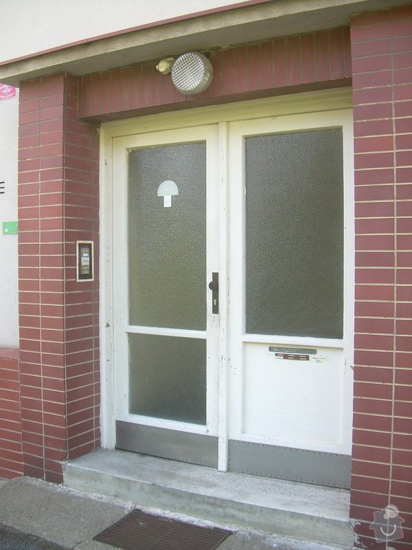 2 ks vchodových dveří do bytového domu, nové dveřní křídlo dveří do sklepa: stavajici vchodove dvere