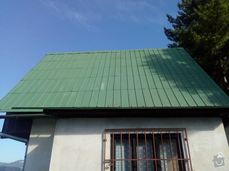 Nátěr a oprava plechové střechy chaty, včetně dřevěného podbytí: pohled šikmá část střechy