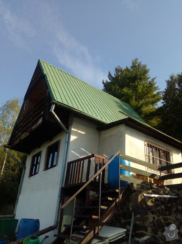 Nátěr a oprava plechové střechy chaty, včetně dřevěného podbytí: pohled celá chata