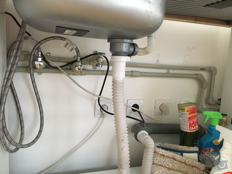 Zkrácení přívodu vody v kuchyni: ukázka jak je řešeno, tužkou na zdi je kam je potřeba přesunout ventily