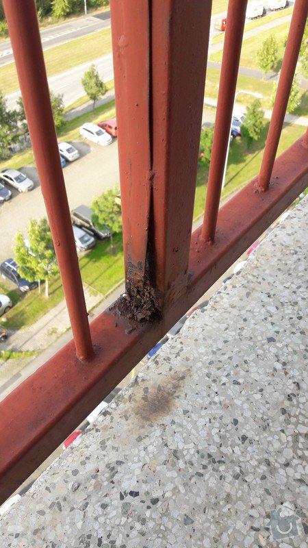 Rekonstrukce balkonového zábradlí v panelovém domě (1 kus): detail prohnilého místa
