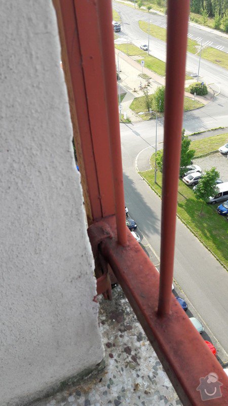 Rekonstrukce balkonového zábradlí v panelovém domě (1 kus): kotvení vlevo