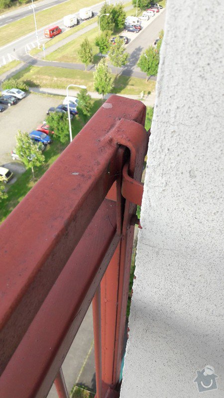 Rekonstrukce balkonového zábradlí v panelovém domě (1 kus): kotvení vpravo