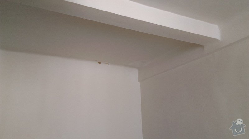 Vymalování studiového bytu (Praha 7): strop se skvrnami po zatečení.