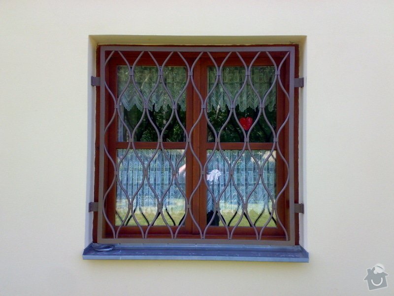 Výroba, dodávka a instalace ozdobných bezpečnostních mřiží: Mříže  na stávajících oknech, a jedny dveře s rámem a otevírací mříží
