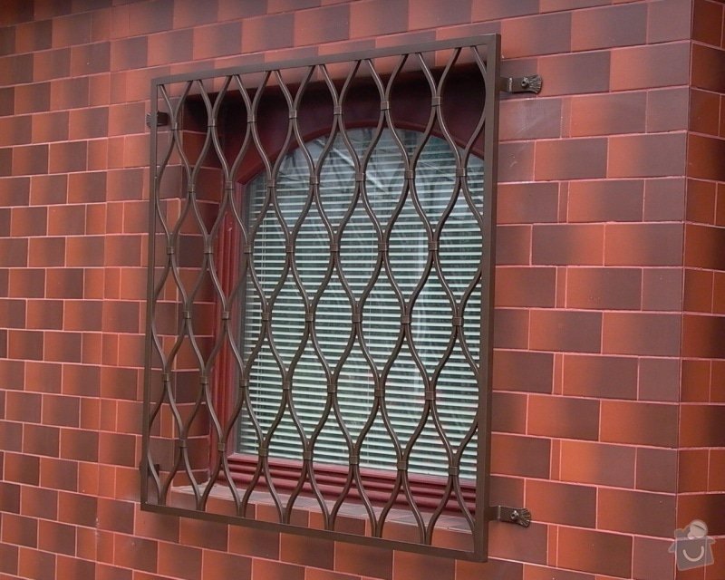 Výroba, dodávka a instalace ozdobných bezpečnostních mřiží: Mříže na oknech dřevěné chaty, a dvoje dveře s rámem a otevírací mříží