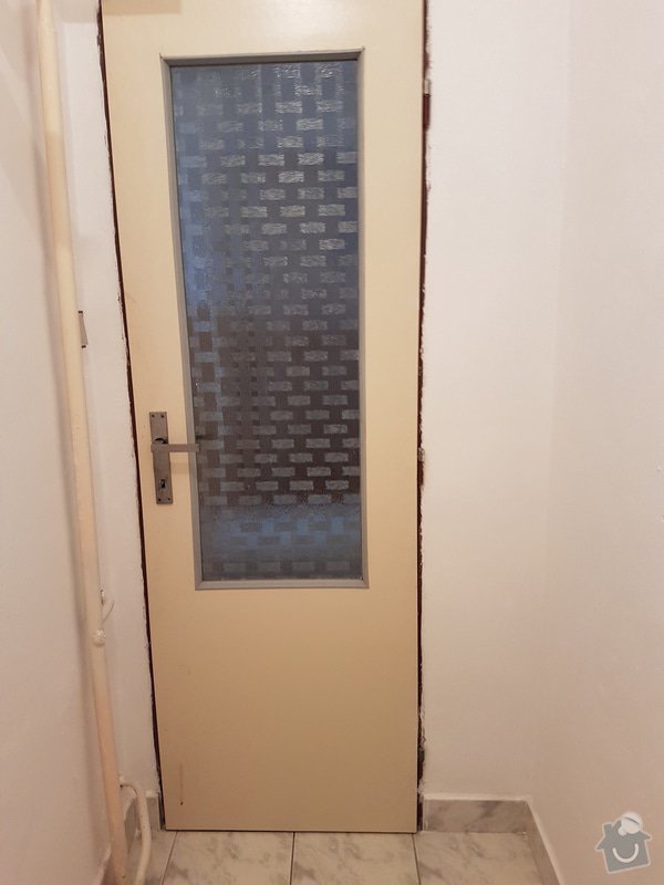 Instalace WC Geberit + obklady: pohled od wc ke dveřím