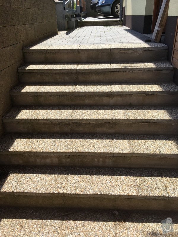 Pokládka kamenného koberce na venkovní schody.: čelní strany schodů
