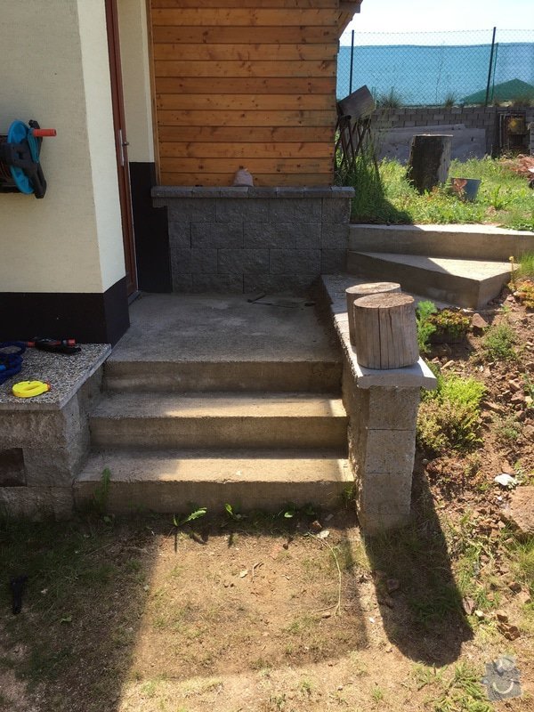 Pokládka kamenného koberce na venkovní schody.: celé schodiště