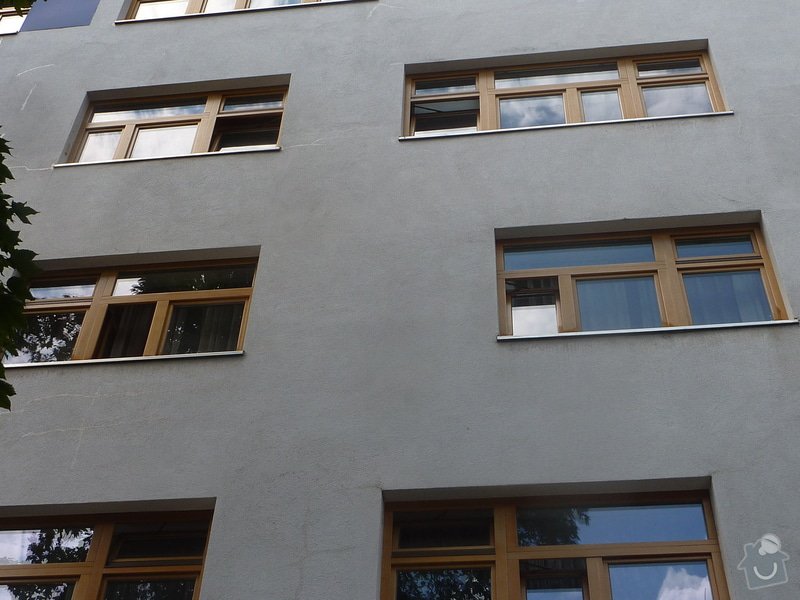Oprava a nátěr vnější části dřevěných eurooken: obě okna uprostřed