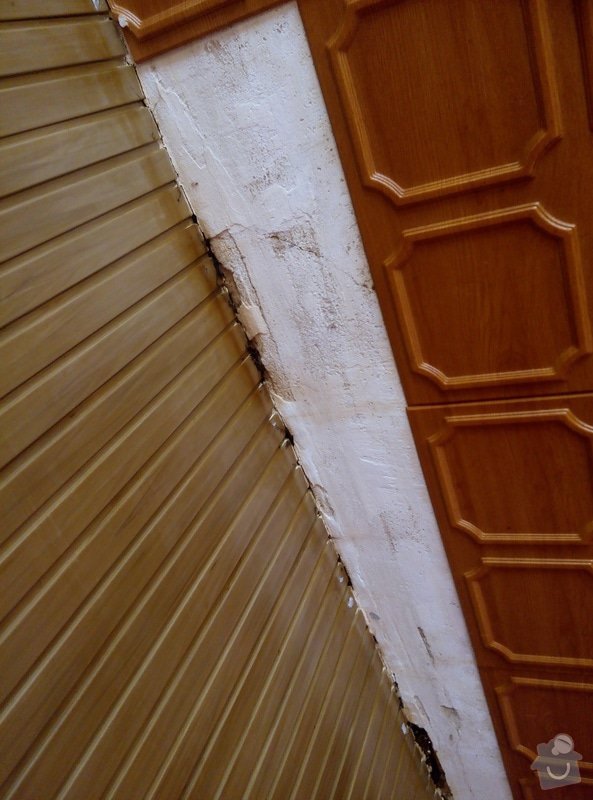 Omítka, strop, podlaha (broušení, lakování): Vlevo plastové obložení jedné stěny, uprostřed stav stropu pod polystyr. obložením stropu