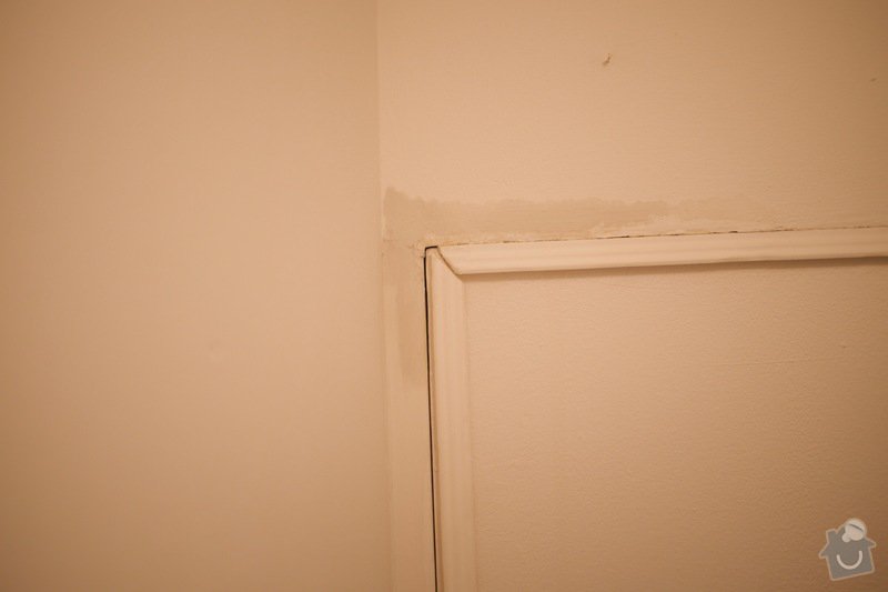 Oprava omítky a nová výmalba v koupelně panelového bytu: DSCF4514