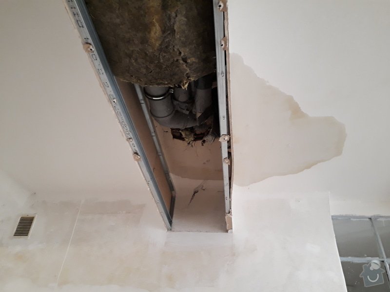 Oprava sadrokartonoveho stropu po zateceni  v prujezdu bytoveho domu: 20170818_102629