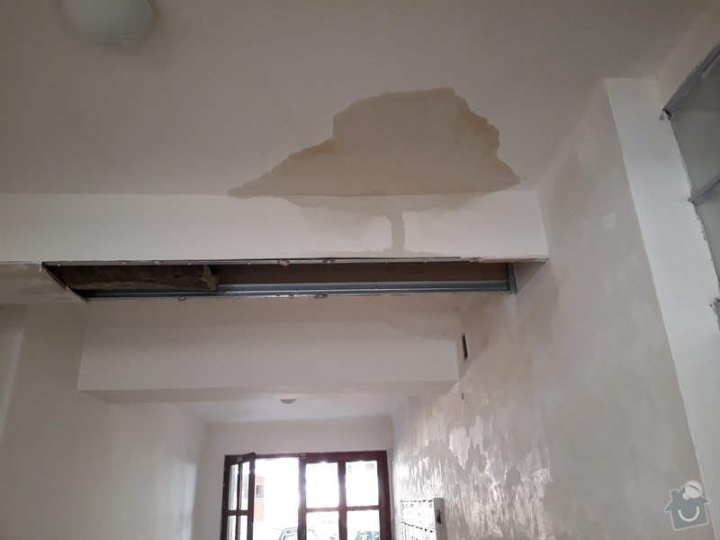Oprava sadrokartonoveho stropu po zateceni  v prujezdu bytoveho domu: 20170818_102613