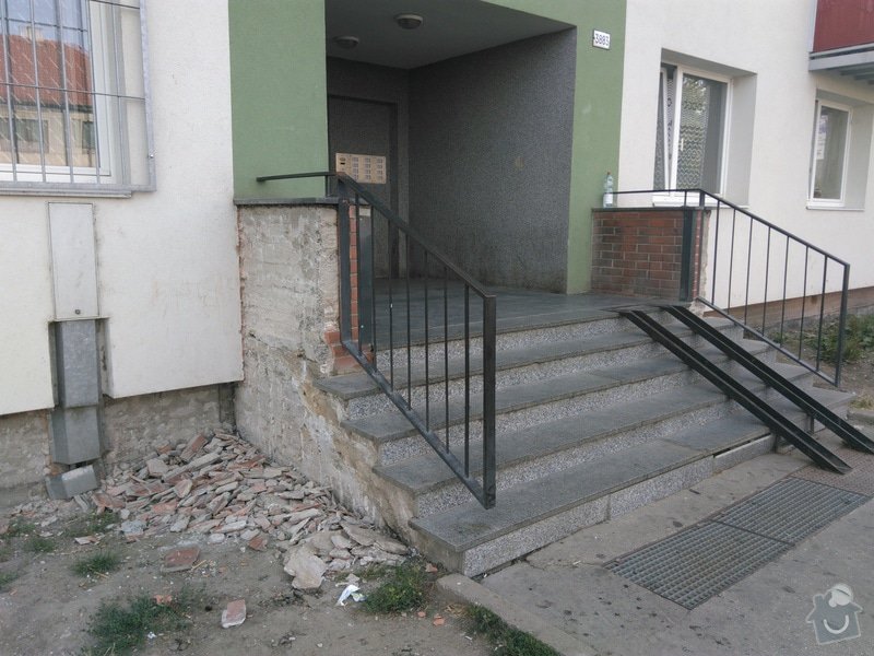 Rekonstrukce podlah vstupu bytoveho domu: Odlupujici se casti schodu ve spodni casti. Zabradli bude vymeneno, zidky odstranime.