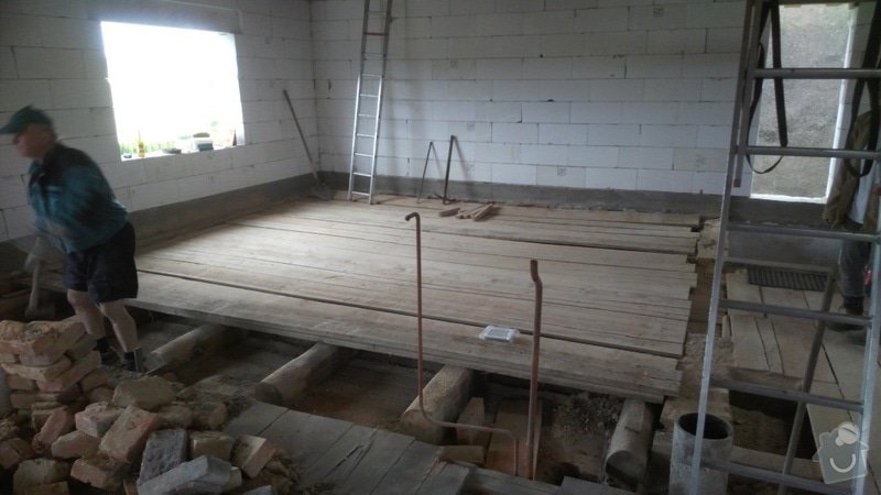 Nová podlaha - dřevěné trámy a osb desky: tyto 5m trámy 22x18 je třeba posílit, svázat s dalšími trámky (22x8).