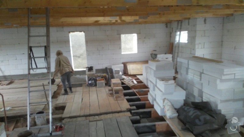 Nová podlaha - dřevěné trámy a osb desky: Vpravo je část nad přístavbou, zde jsou položeny nové trámy, jsou v rovině, stačí položit osb desky.