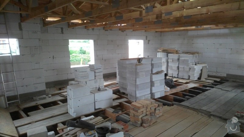 Nová podlaha - dřevěné trámy a osb desky: část nad přístavbou, nové trámy