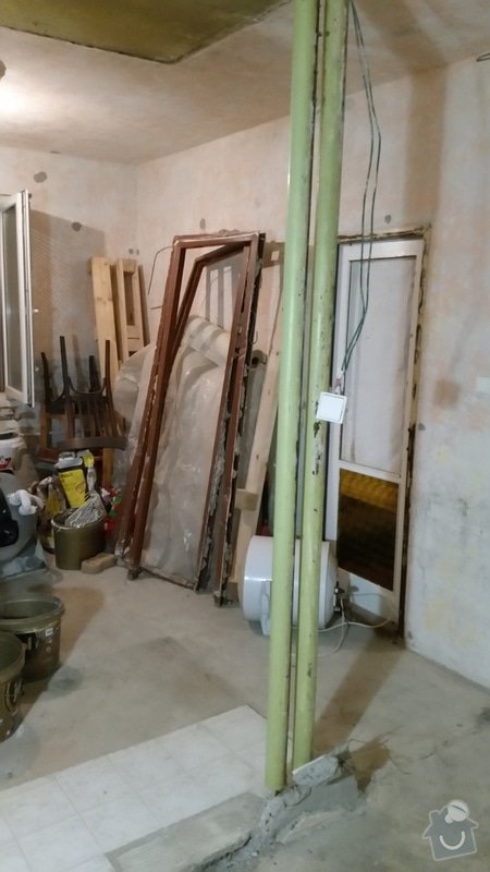 Topenářské práce: tyto trubky je treba odkolinkovat cca 20cm k nove  koupelnove zdi