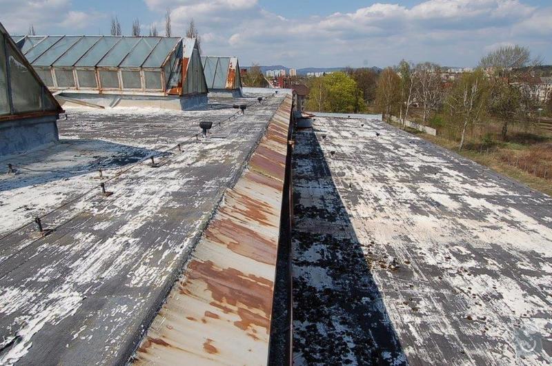 Ploché střechy: Střecha oplechování ,spodní střecha cca 1,5m níže