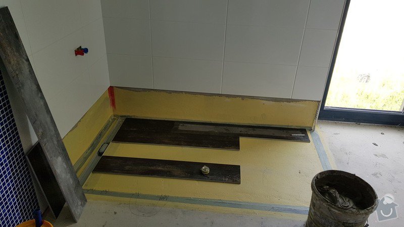 Obložení 2 (možná 4) koupelen: Založení dlažby na hydroizolaci ve sprchovém koutě.