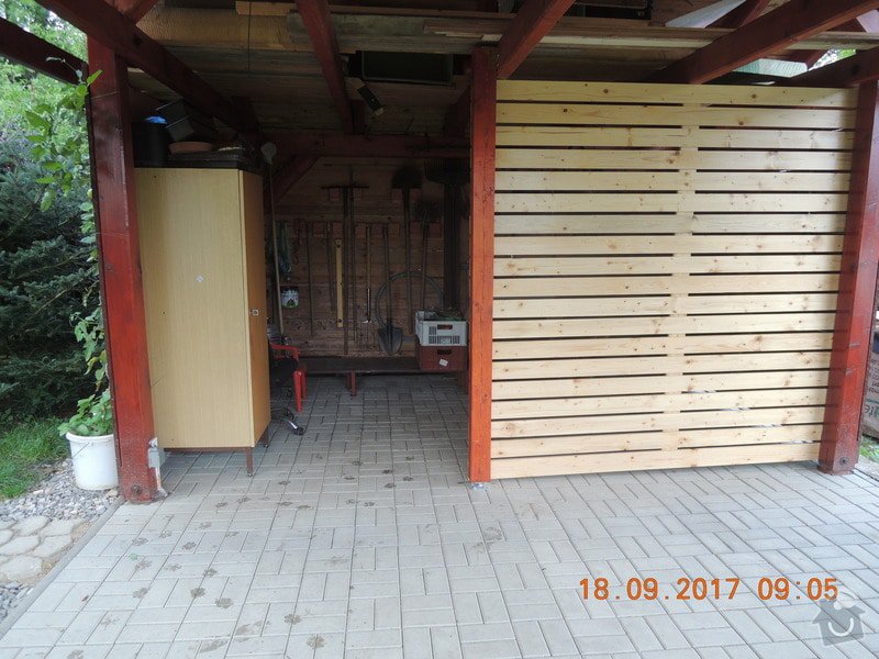 Výroba dřevěných dveří do pergoly.: Místo v přepažené pergole pro montáž požadovaných dveří.