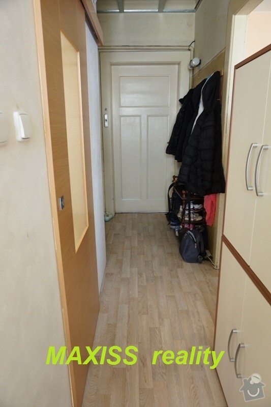 Vymalování pokoje a příslušenství a přelakování 5 dveří v bytě na Vinohradech: Vino_predsin_od_okna