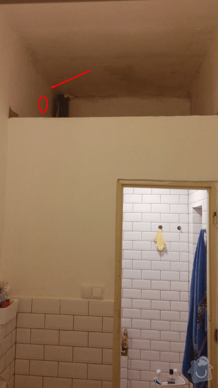 Jádrové vrtání stěny pro větrací otvory: Pohled na sprchu. Otvor je vlevo nad sprchou.